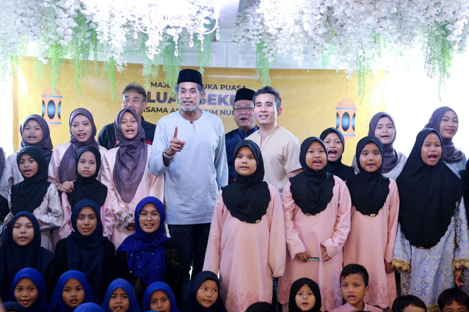 Khairy Jamaluddin and Shahril Hamdan recording Keluar Sekejap
